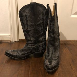 Corral Women’s cowboy boot.